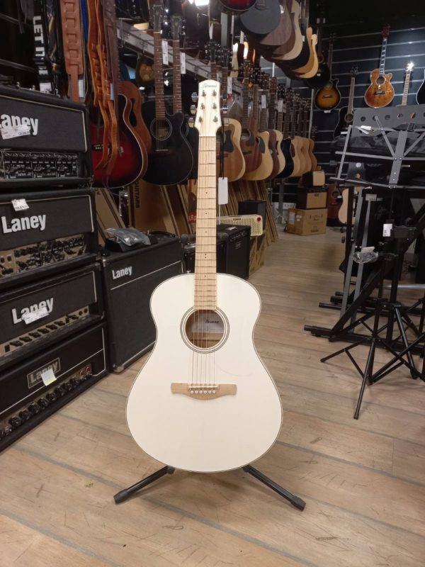 Ibanez AAM370E-OAW akustična ozvučena gitara, prednji prikaz, fotografisana u prodavnici Mix Music Company