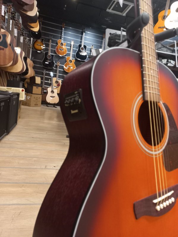 Bočna strana gitare Ibanez PJ50E-OAH sa AEQ-2T preampom, prikazana u prodavnici Mix Music Company