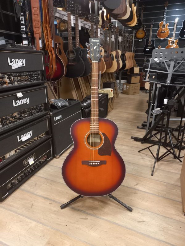 Cela prednja strana gitare Ibanez PJ50E-OAH u Vintage Amber Sunburst boji, izložena u prodavnici Mix Music Company