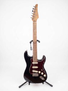 Wakertone VK62-BK električna gitara ST-stila u crnoj boji sa belim pickguardom, javorovim vratom i tri single-coil magneta