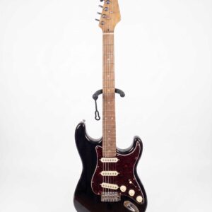 Wakertone VK62-BK električna gitara ST-stila u crnoj boji sa belim pickguardom, javorovim vratom i tri single-coil magneta