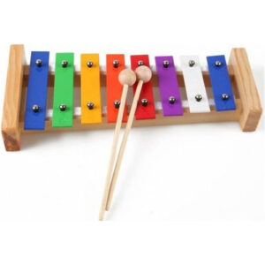 Metalofon TERRIS MPN-27R – dečji metalofon sa 27 tonova i drvenim čekićima za sviranje.