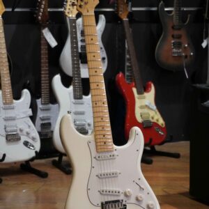 WAKERTONE VK62-WH bela električna gitara sa javorovim vratom i tri singl magneta