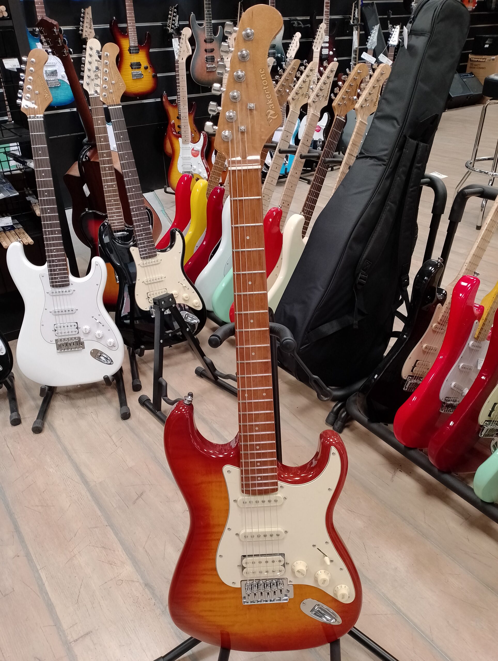 Wakertone ST15-HB električna gitara ST-stila u sunburst boji sa troslojnom maskom, Rosewood fingerboard-om i HSS konfiguracijom magneta