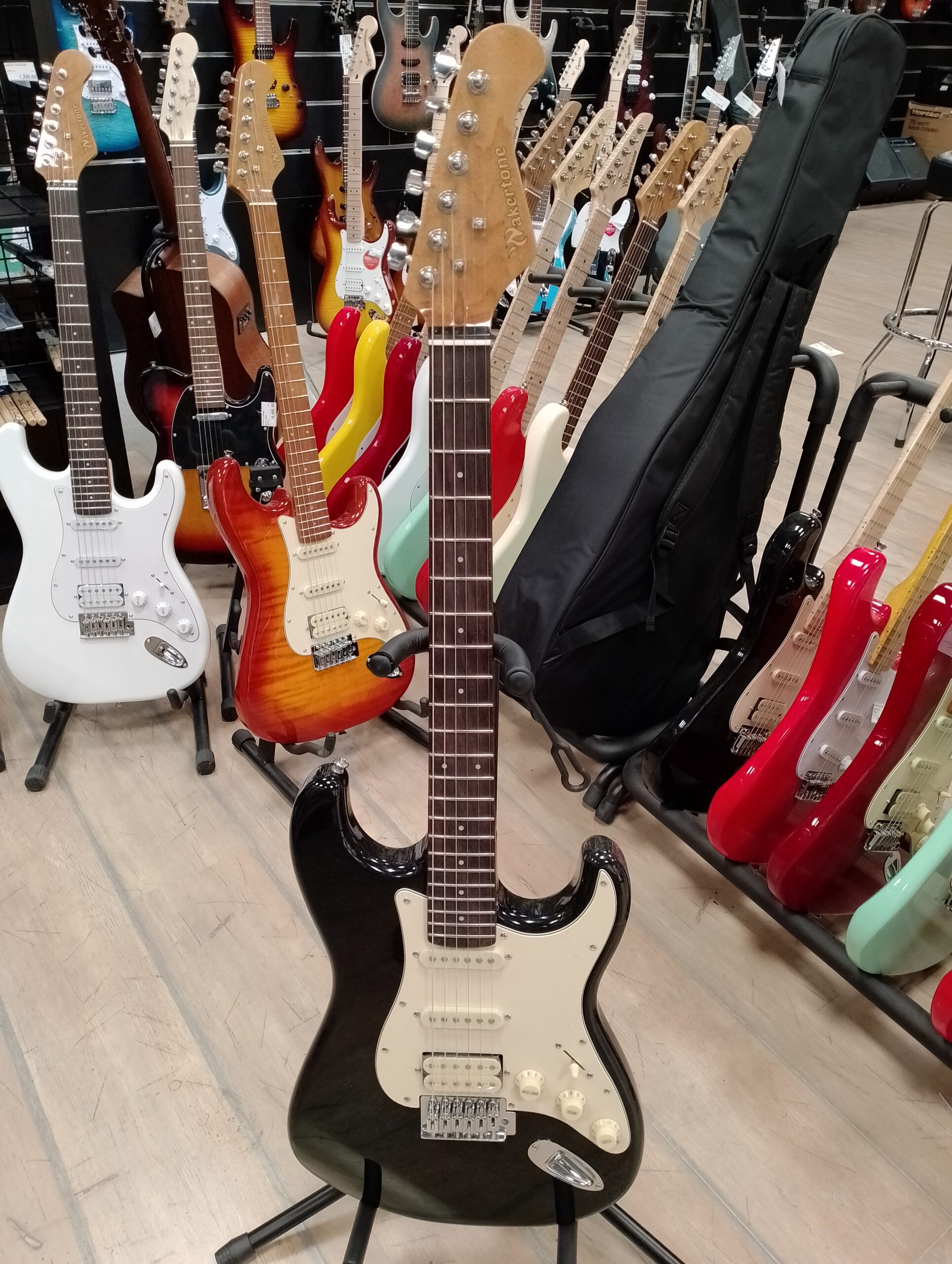 Wakertone ST15-BK električna gitara ST-stila u crnoj boji sa troslojnom maskom, Rosewood fingerboard-om i HSS konfiguracijom magneta