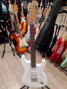 Wakertone ST15-WH električna gitara ST-stila u beloj boji sa troslojnom maskom, Rosewood fingerboard-om i HSS konfiguracijom magneta