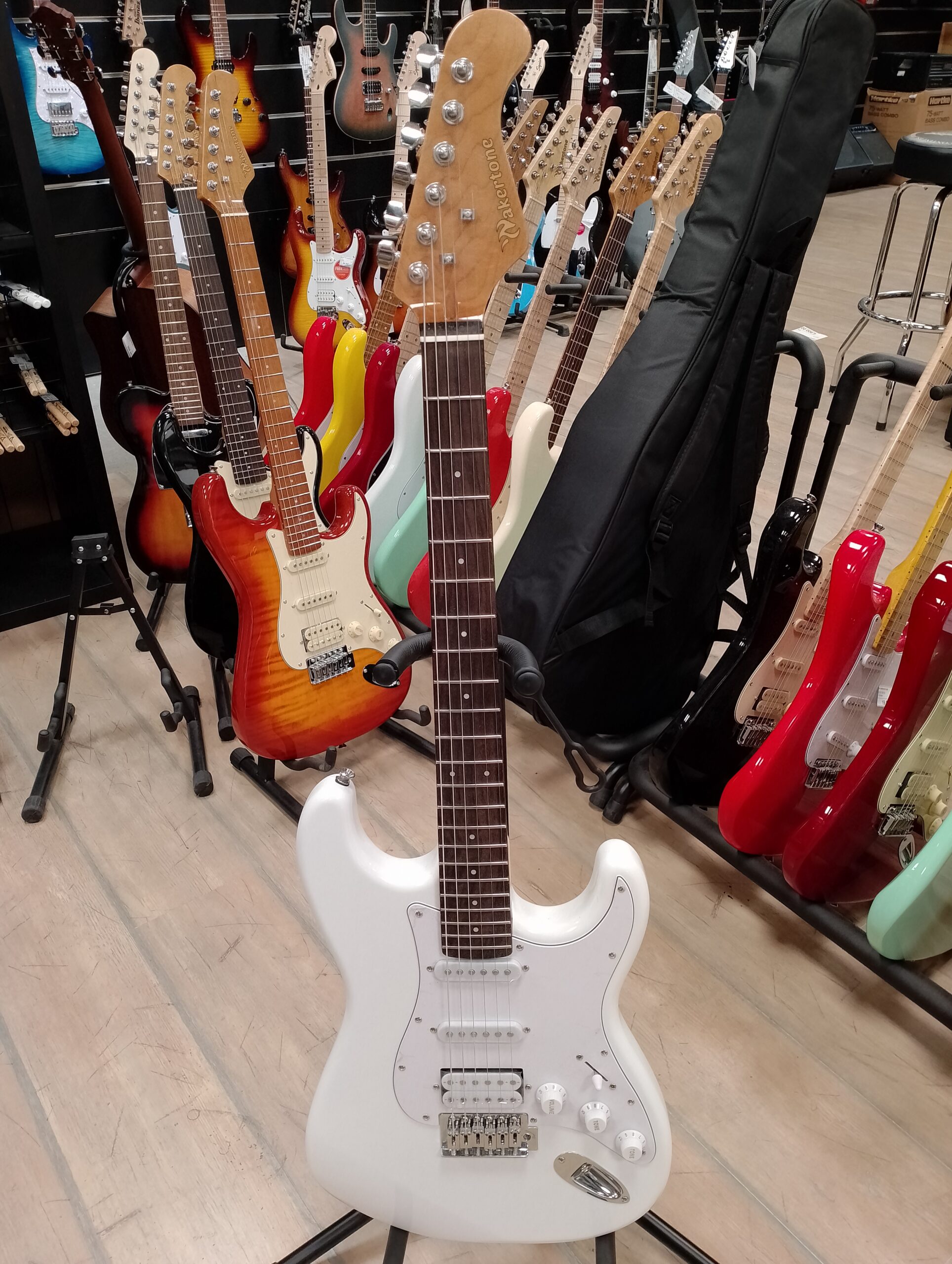 Wakertone ST15-WH električna gitara ST-stila u beloj boji sa troslojnom maskom, Rosewood fingerboard-om i HSS konfiguracijom magneta