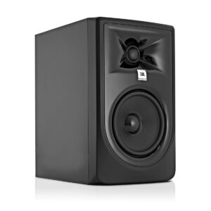 JBL 305P MkII aktivni dvosmerni studijski monitor mat crne boje sa sjajnim usmerivačem zvuka oko visokotonca i 5-inčnim zvučnikom