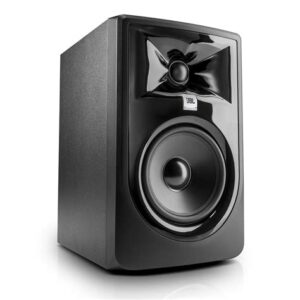 JBL 308P MkII aktivni dvosmerni studijski monitor mat crne boje sa sjajnim usmerivačem zvuka oko visokotonca i 8-inčnim zvučnikom