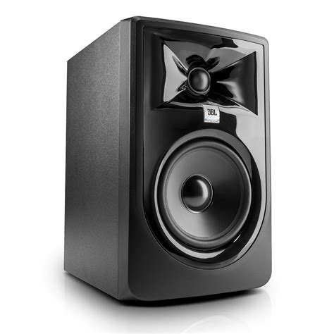 JBL 308P MkII aktivni dvosmerni studijski monitor mat crne boje sa sjajnim usmerivačem zvuka oko visokotonca i 8-inčnim zvučnikom