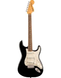 Squier by Fender Classic Vibe '70s Stratocaster LRL električna gitara u crnoj boji sa crnom zaštitnom pločom, velikom glavom vrata i tri singl-cojl magneta