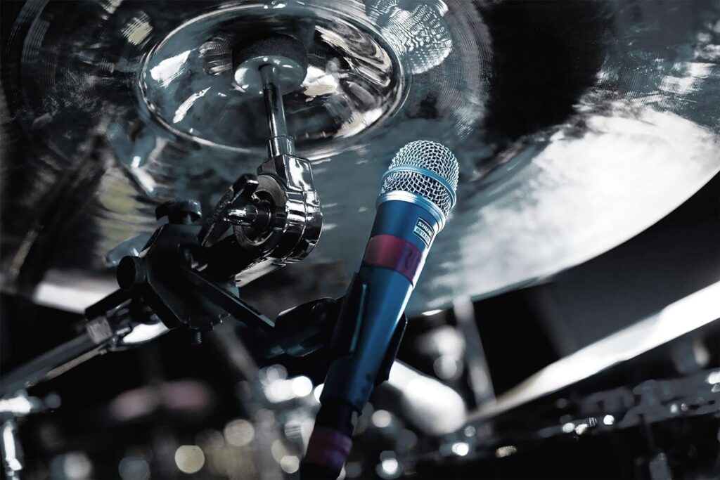 Shure Beta 57A profesionalni instrumentni dinamički mikrofon plavo-sive boje sa sferičnom mrežicom ravnog vrha i plavim gumenim prstenom