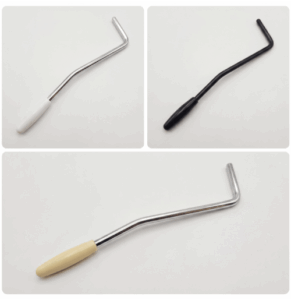 Wakertone ARM-VK77 čelična hromirana tremolo ručica za Stratocaster prikazana u tri opcije plastičnih kapica - bela, krem i crna boja